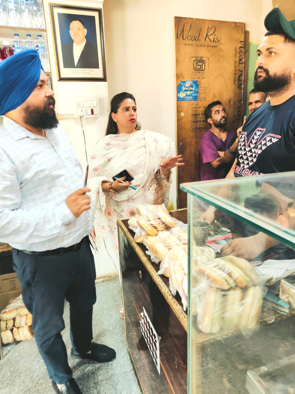 बाल मजदूरी रोकने की मुहिम के तहत जिला टास्क फोर्स ने बंगा ब्लॉक के विभिन्न ढाबों और दुकानों पर छापेमारी की।